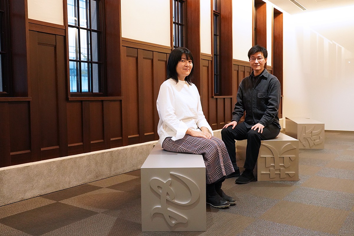 「市谷の杜　本と活字館」にてプロジェクトメンバー2名の写真。右：東京工業大学（現：東京科学大学） 環境・社会理工学院 朱心茹助教（当時）。左：DNP ABセンター ICT開発ユニット秀英体事業開発部 金子真由美氏